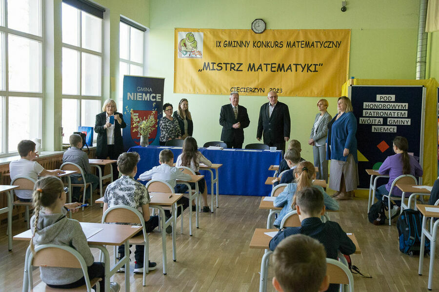 Wójt gminy oraz dyrektor szkoły przemawiający do uczniów biorących udział w IX Gminnym Konkursie Matematycznym „Mistrz matematyki”