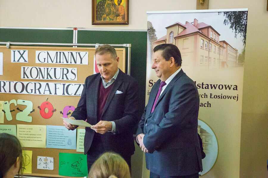 Dyrektor szkoły oraz zastępca wójta gminy Niemce wręczający dyplomy