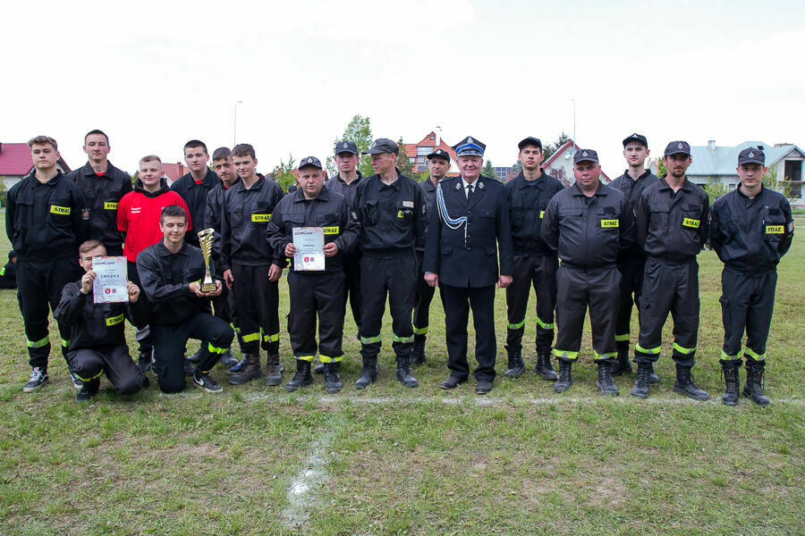Zdjęcie grupowe strażaków biorących udział w Gminnych Zawodach Sportowo-Pożarniczych 