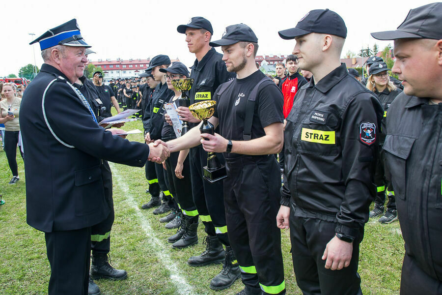 Wręczenie nagród dla strażaków biorących udział w Gminnych Zawodach Sportowo-Pożarniczych 