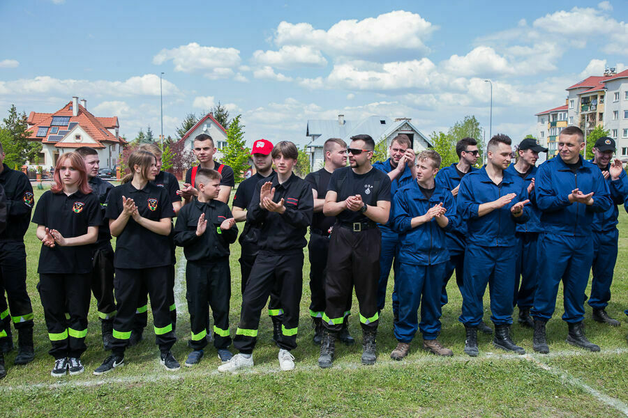 Strażacy oklaskujący swoich kolegów