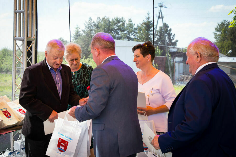 Wręczenie zaświadczeń dla sołtysów i rad sołeckich  na scenie 