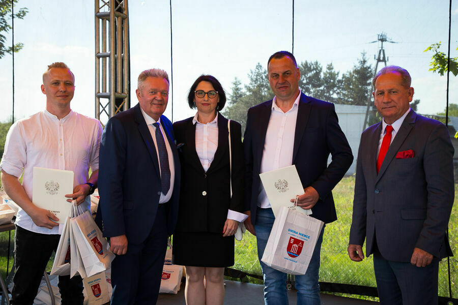zdjęcie grupowe sołectwa na scenie 