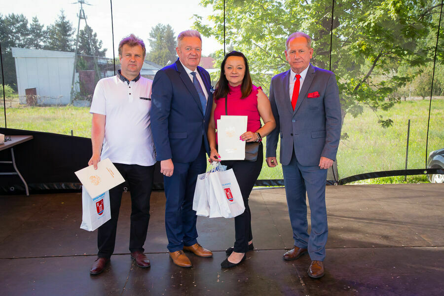 zdjęcie grupowe sołectwa na scenie 