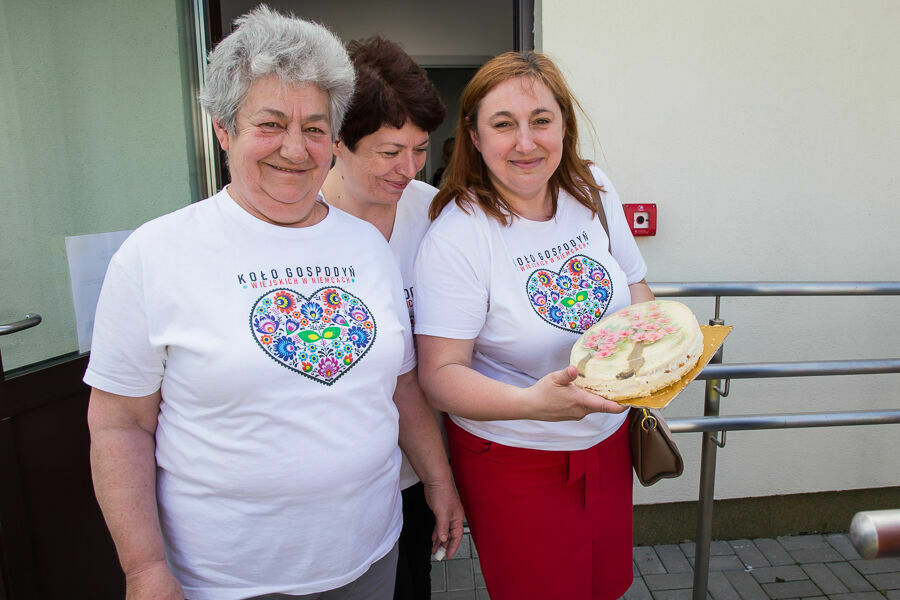 dwie kobiety w t-shirtach się uśmiechają
