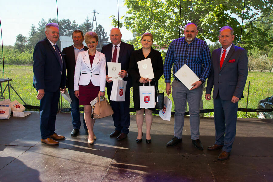 zdjęcie grupowe sołectwa na scenie 