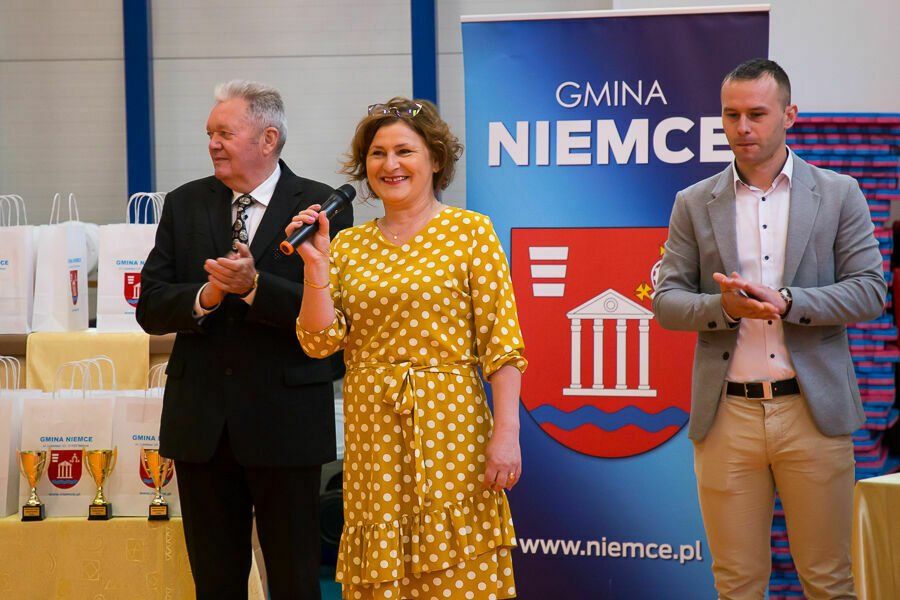 zbliżenie na przemawiającą dyrektorkę