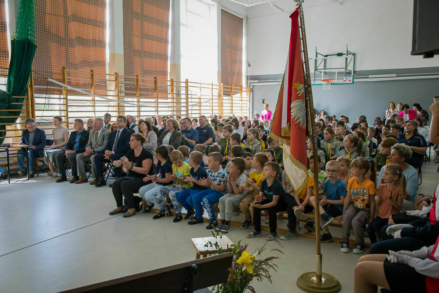 Uczniowie szkoły oglądający przedstawienie