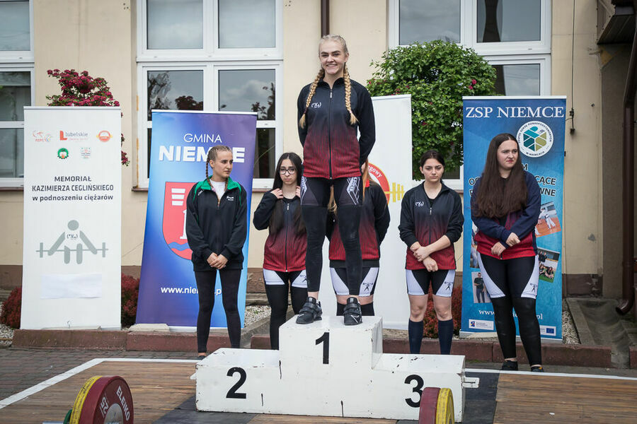 Zawodnicy stojący na podium
