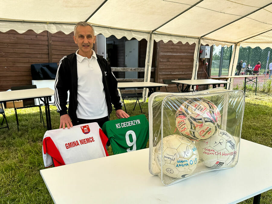 Trener drużyny KS Nasutów na stanowisku promocyjnym