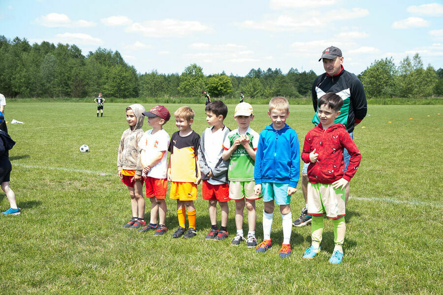 Dzieci biorące udział w rozgrywkach piłkarskich