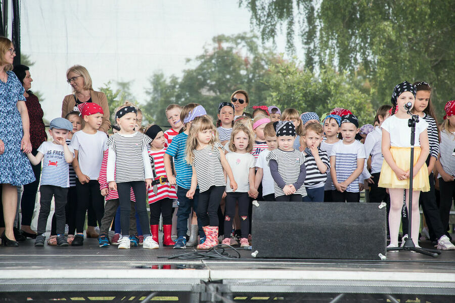 Grupa przedszkolaków na scenie