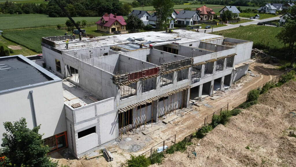rozbudowa szkoły widok od frontu, widok z drona