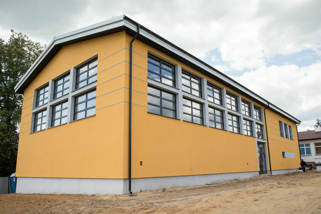 sala z zewnątrz, żółta elewacja