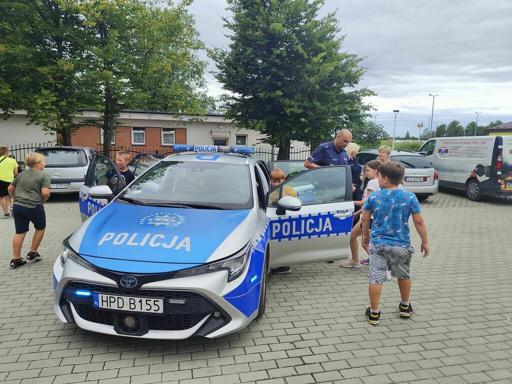 Dzieci przy samochodzie policyjnym