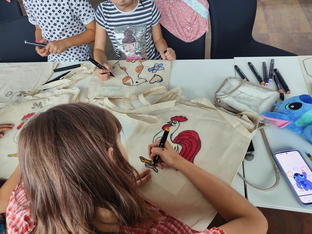 Dziewczynka malująca na torbie