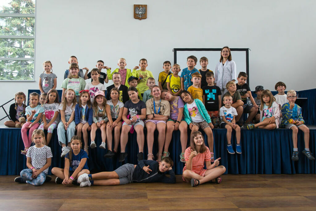 Zdjęcie grupowe w bibliotece
