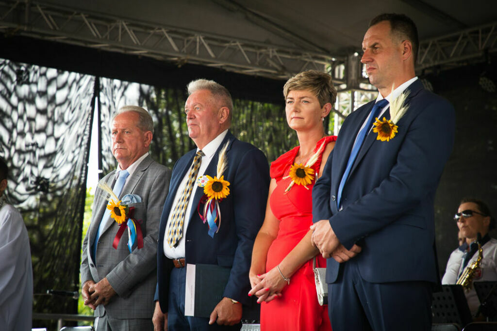 Zdjęcie Wójta Gminy Niemce Przewodniczącego Ray Gminy i Starostów Dożynkowych podczas Mszy Świętej