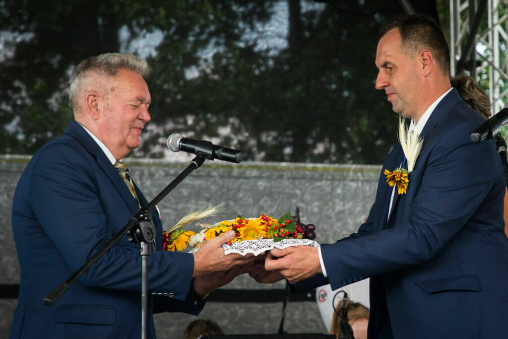 Przekazanie chleba dożynkowego