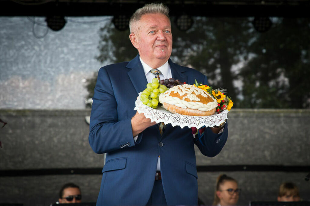 Wójt z chlebem dożynkowym