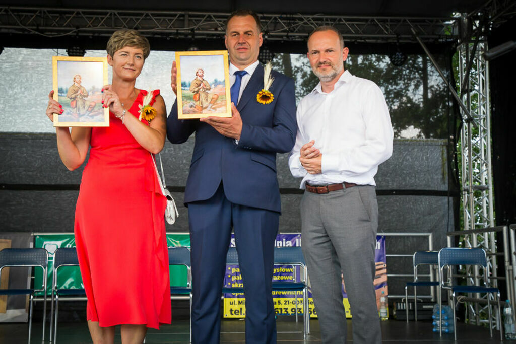 Przekazanie prezentów dla Starostów dożynkowych