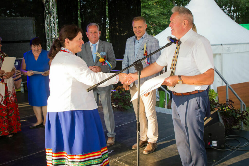 Wręczenie dyplomów zwycięzcom konkursu