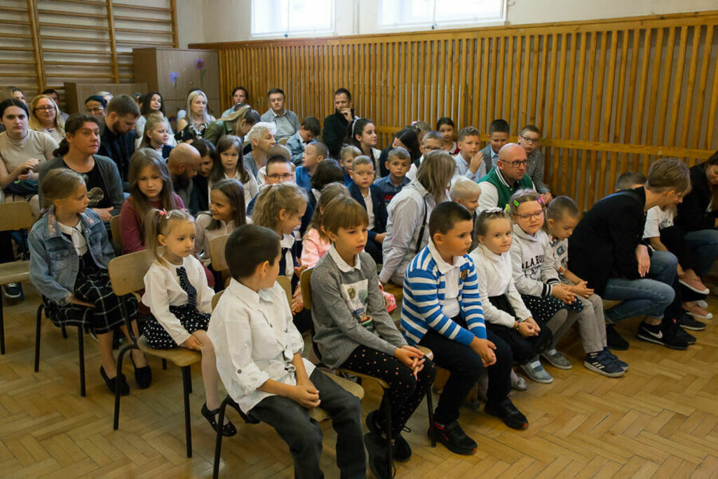 Dzieci zgromadzone na apelu z okazji rozpoczęcia roku szkolnego