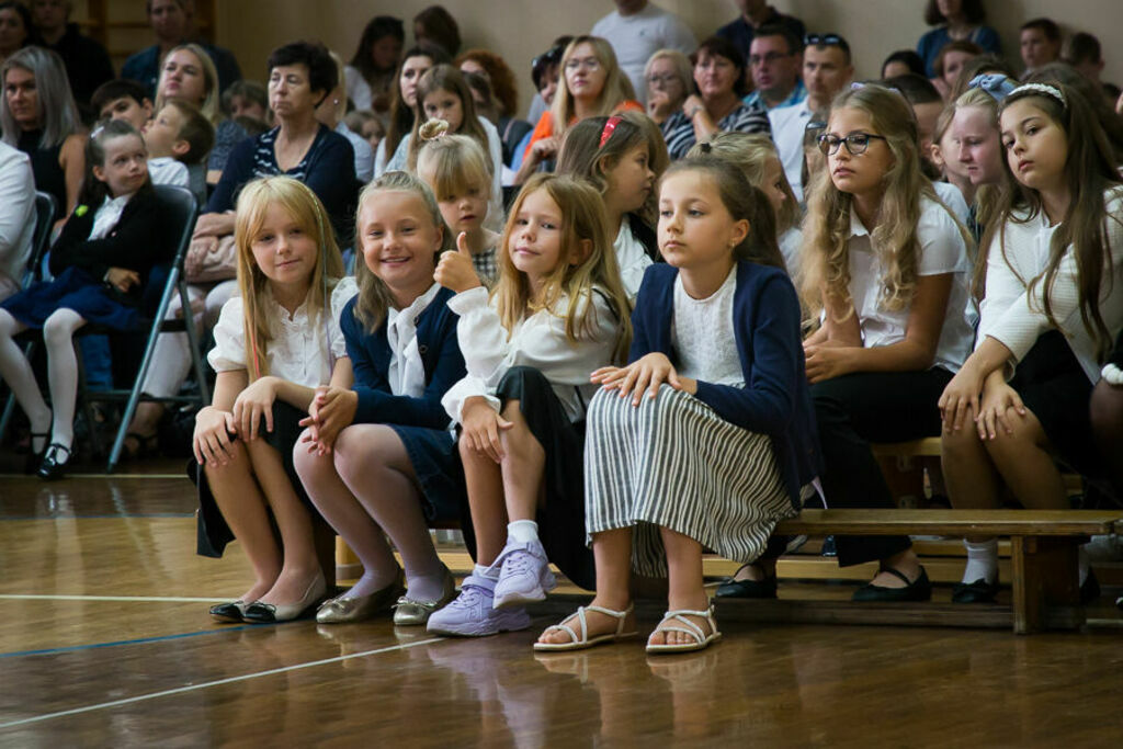 Dzieci zgromadzone na apelu z okazji rozpoczęcia roku szkolnego
