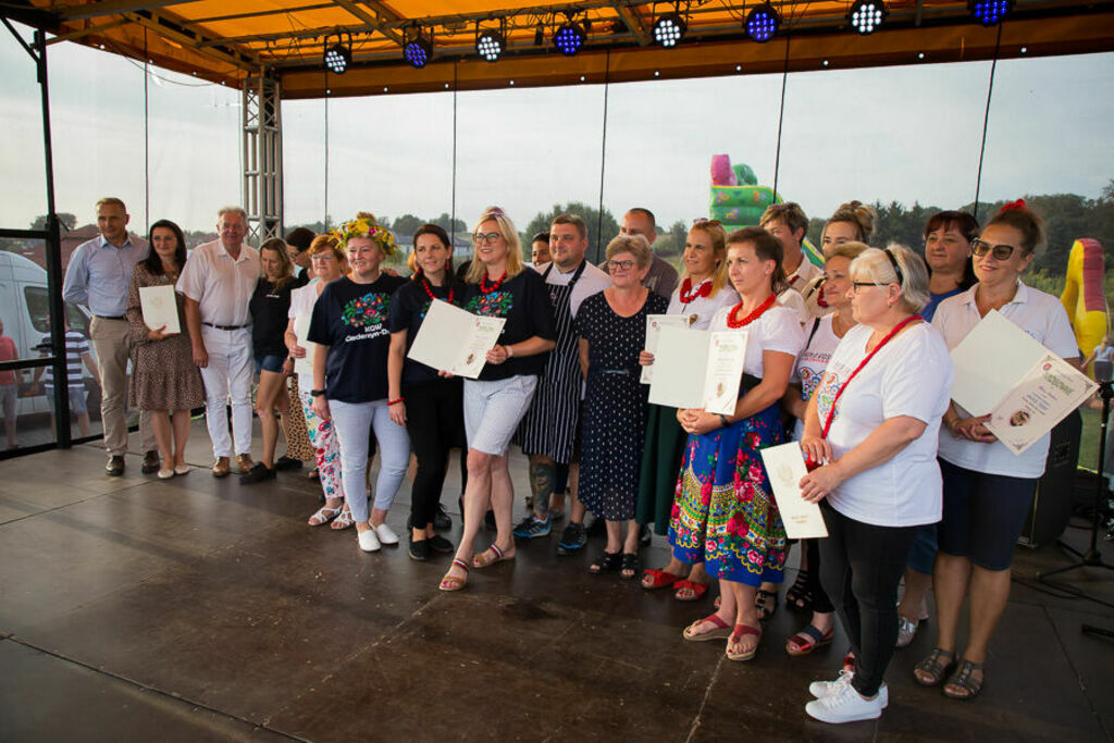 Zdjęcie grupowe Kół Gospodyń Wiejskich na scenie