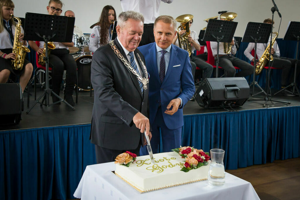 Krojenie tortu przez Wójta Gminy Niemce oraz jego Zastępce