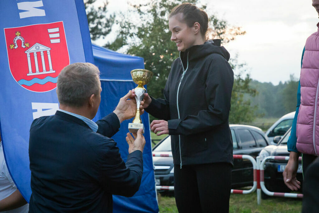 Wręczanie pucharów na podium