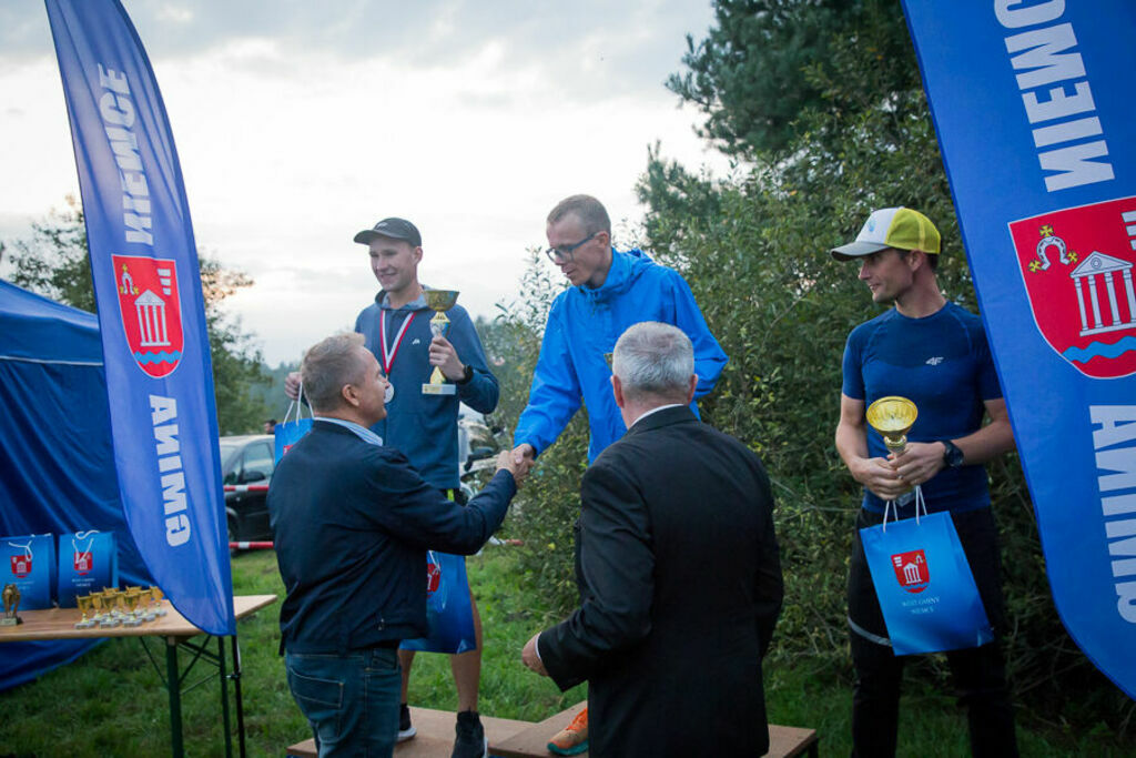 Wręczanie pucharów na podium