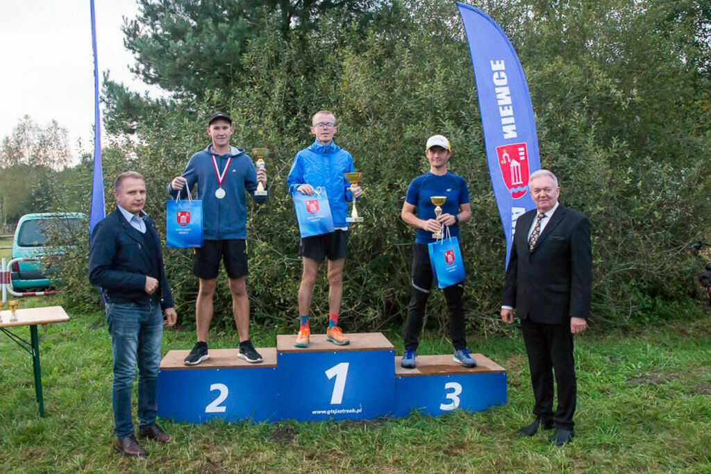 Wręczanie pucharów na podium