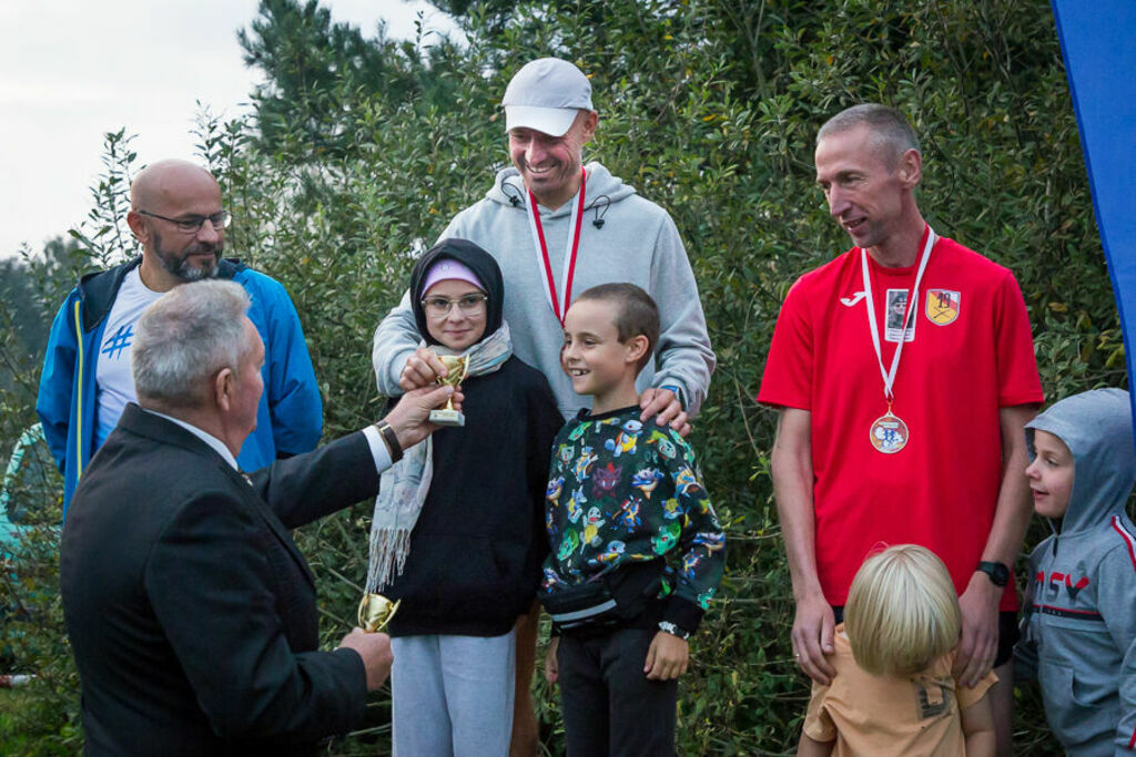 Wręczanie pucharów na podium