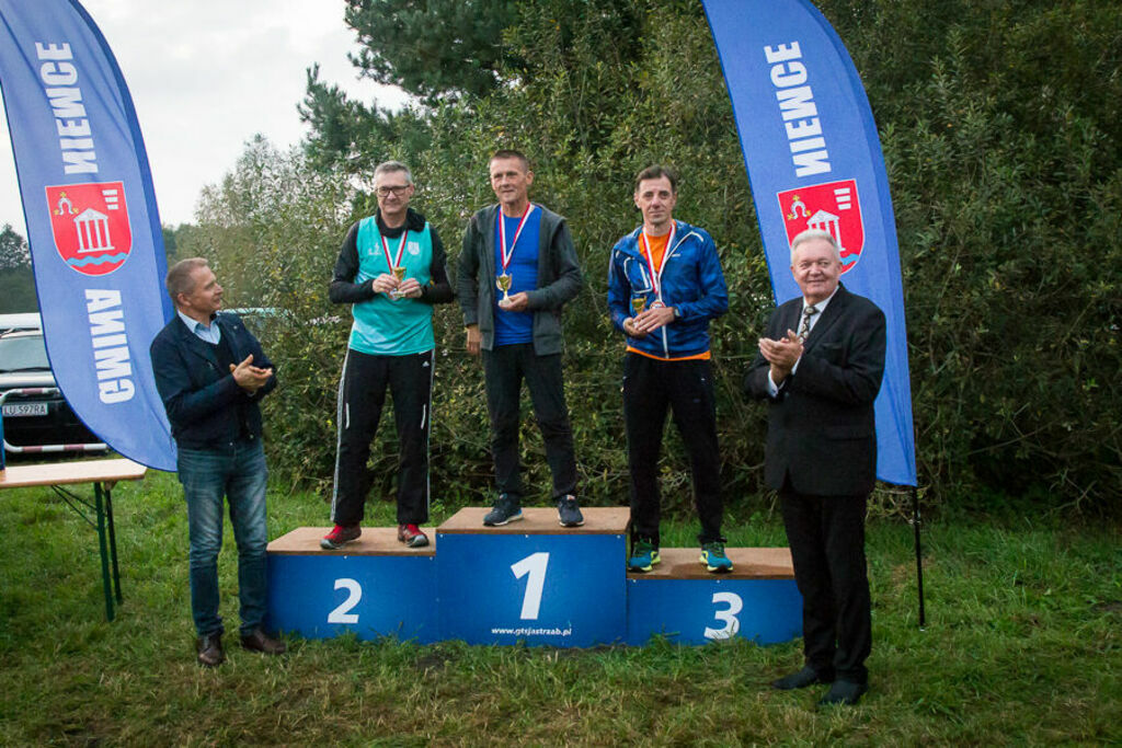 Wręczanie pucharów na podium