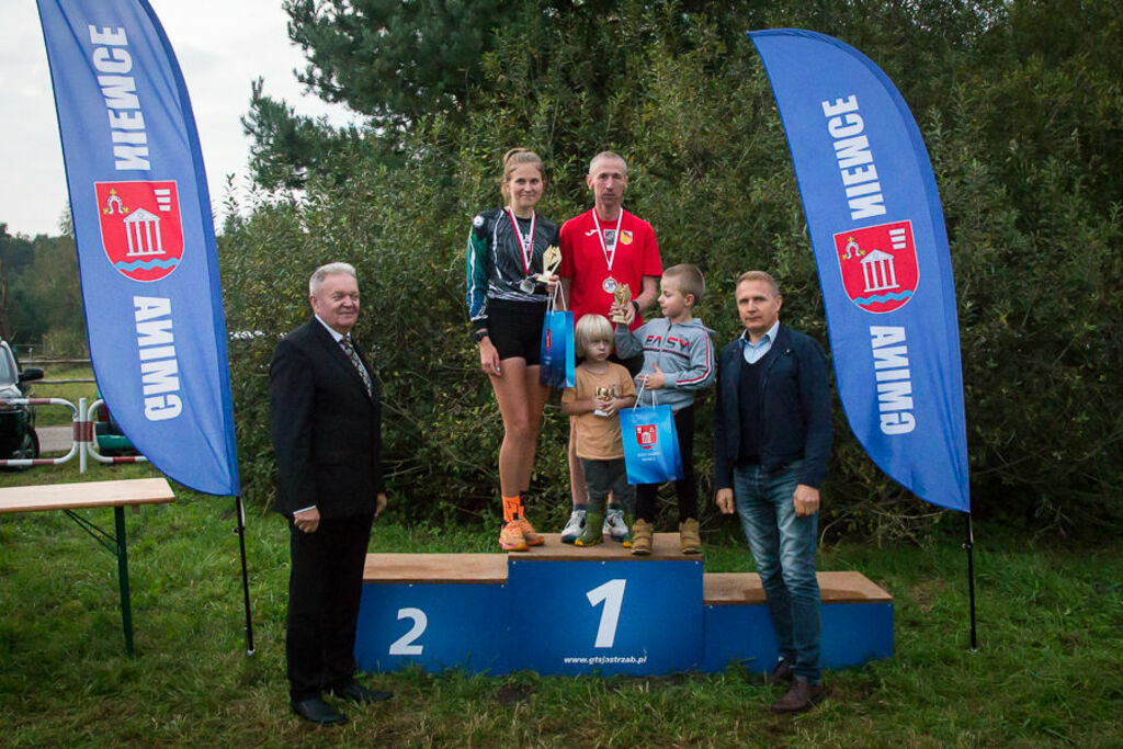 Wręczanie pucharów na podium