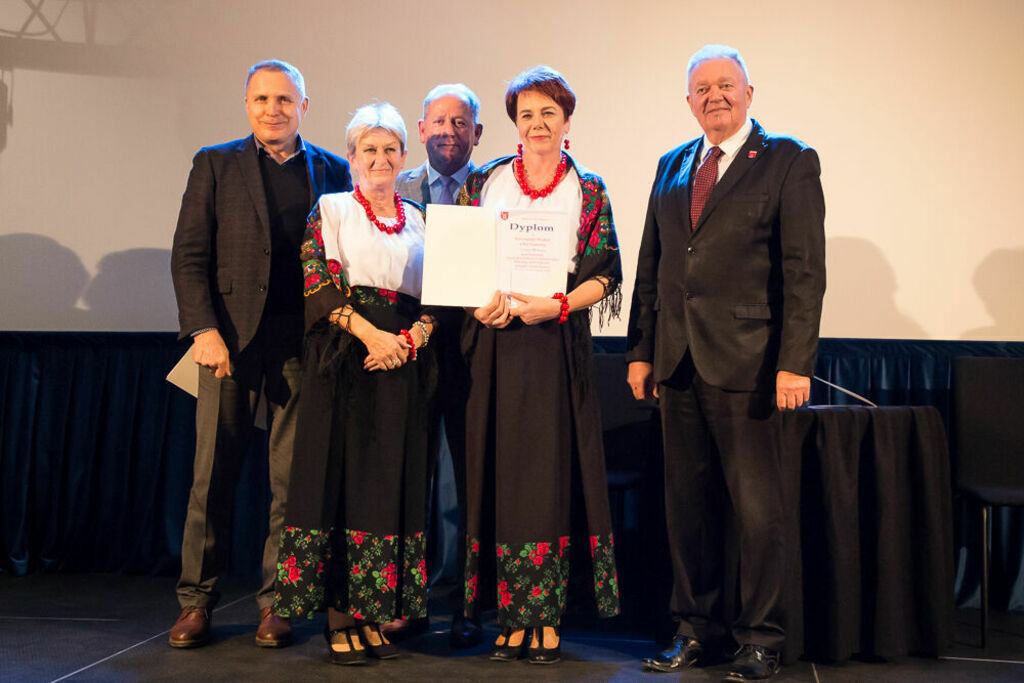 Zdjęcie grupowe członkiń Koła Gospodyń Wiejskich oraz władz samorządowych