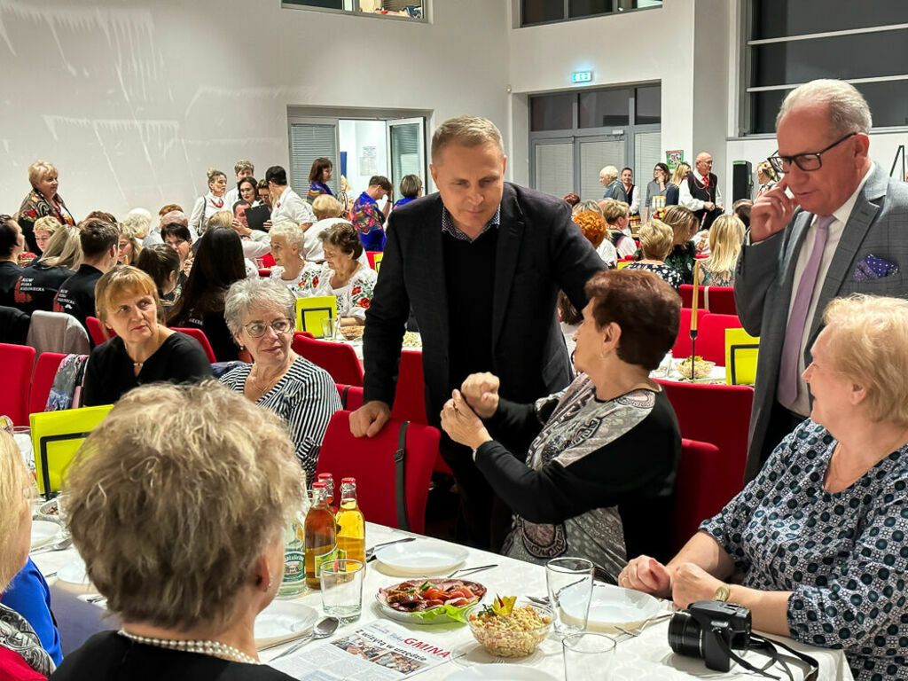 Zastępca Wójta Gminy Niemce rozmawia z uczestnikami spotkania