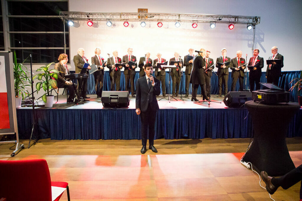Uczeń szkoły podstawowej deklamuje wiersz patriotyczny