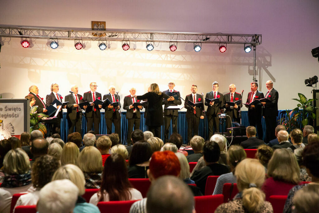 Śpiewa Chór Bas Canto