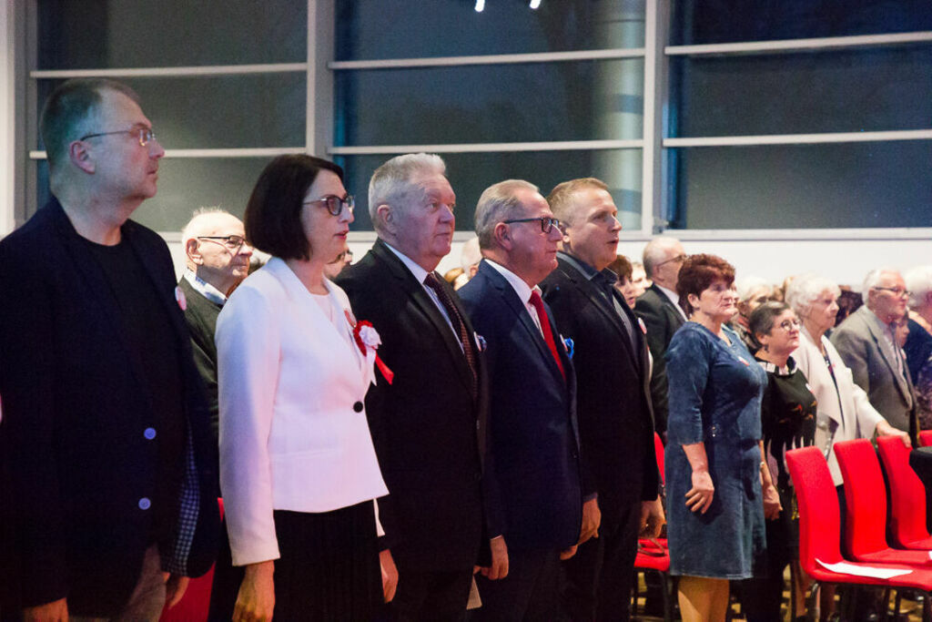 Władze gminy śpiewają hymn narodowy