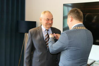 Wójt Gminy wręcza medal