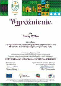 To zdjęcie przedstawia dyplom wyróżnienia otrzymany przez Gminę Wólka w konkursie „Przyjazna wieś” za projekt małej infrastruktury drogowej z 2014 roku.