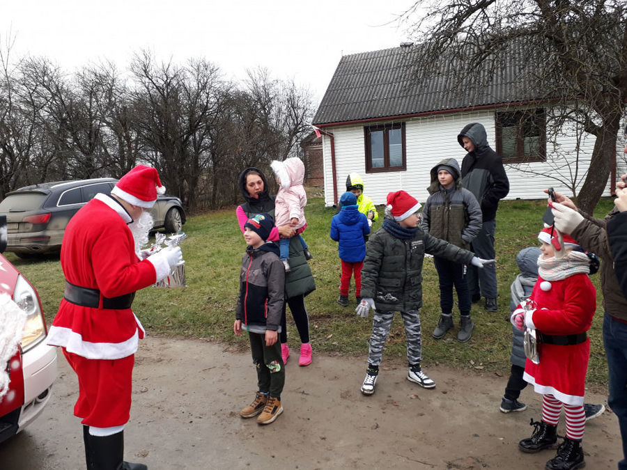 Mikołajowie rozdają prezenty