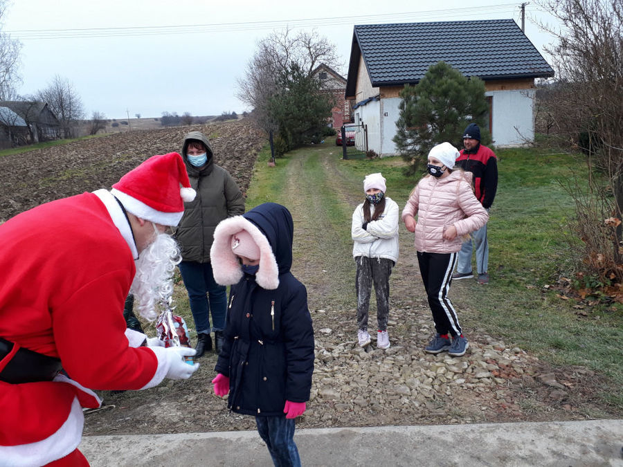 Mikołajowie rozdają prezenty