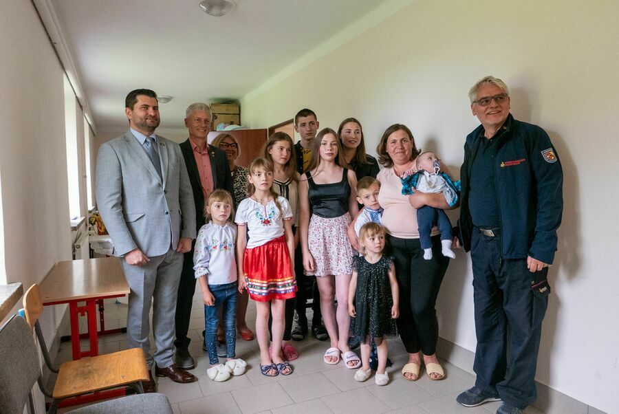 Wizyta delegacji u rodziny Ukraińskiej, która znalazła schronienie w szkole w Zbędowicach