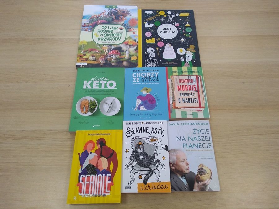 
                                                    Poukładane książki na stole
                                                