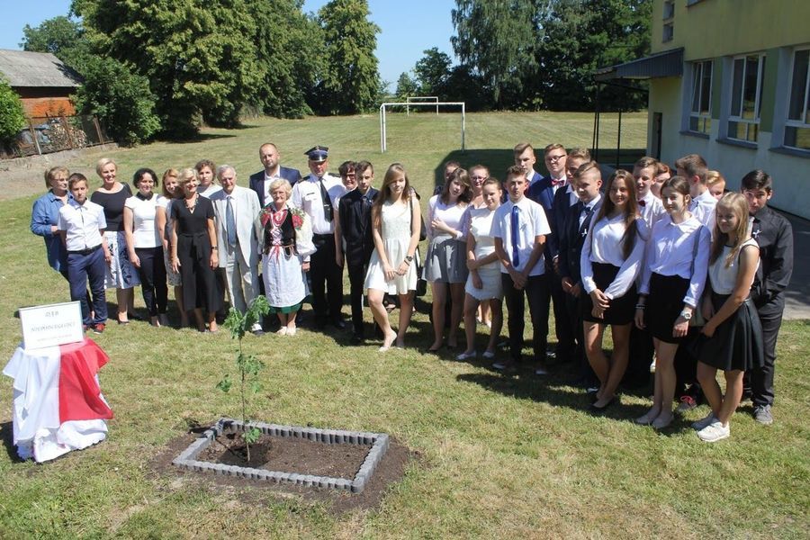
                                                       Obchody 101 rocznicy urodzin poety z Kalenia Jana Pocka - Święto Patrona Szkoły Podstawowej w Markuszowie
                                                