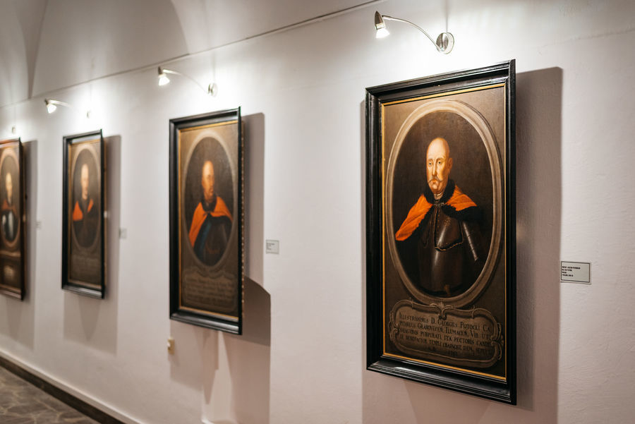 Portrety na ścianie