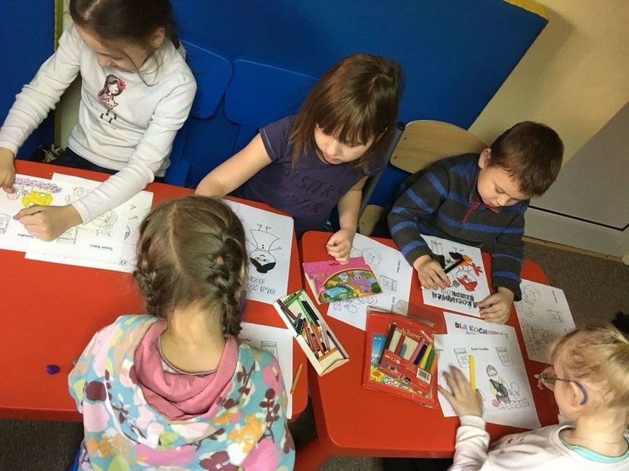 
                                                    Zdjęcie dzieci podczas zabawy
                                                